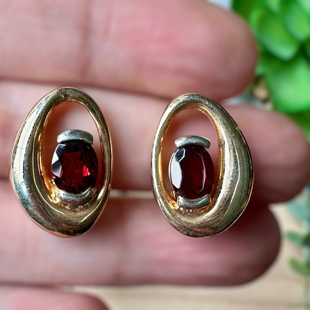 Vintage Clip‎ Earrings 0.75 Inch Red Glass Cabochon Oval Shape Gold Tone Metal